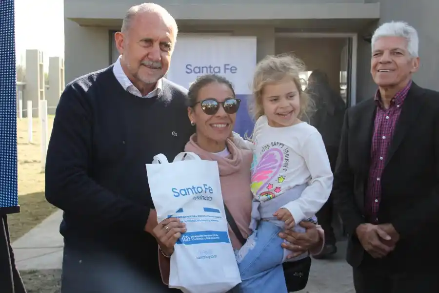 Perotti encabezó la entrega de viviendas y escrituras a familias de San Javier