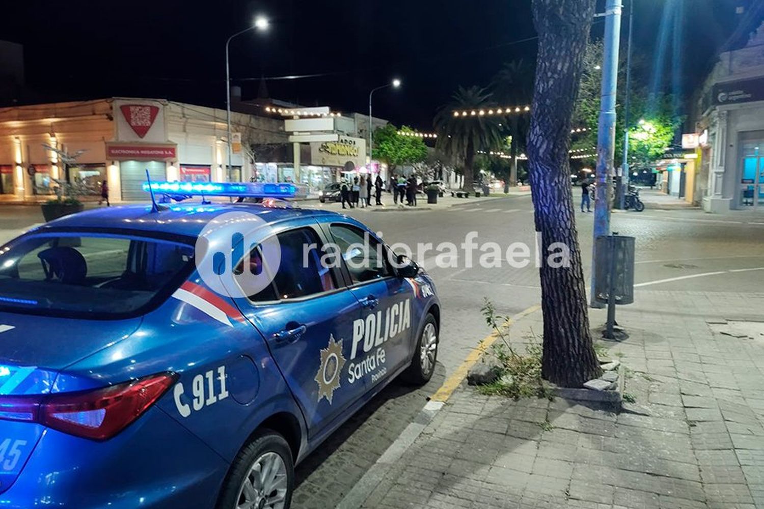 Un motociclista terminó en el suelo luego de tener un accidente contra un auto