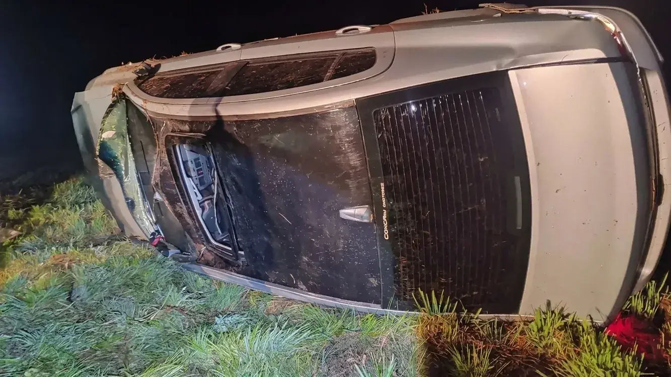 El Chevrolet Vectra gris volcado a un costado de la calzada en la Ruta 249. (Foto: La Brújula 24)