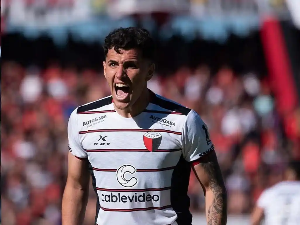 Alan Forneris llega desde Colón.