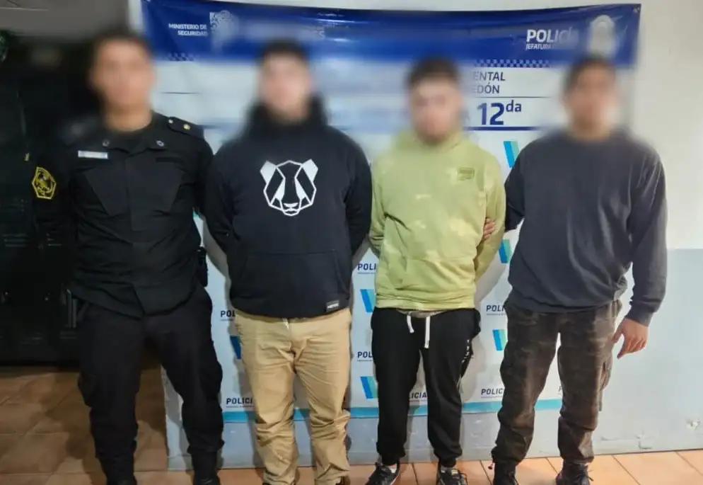 Dos de los cuatro sujetos que hoy atacaron y robaron a un comerciante en La Perla.