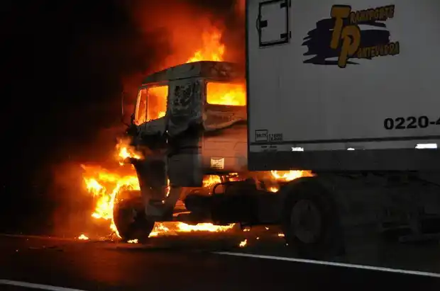 Ardió un camión en la Isla Talavera