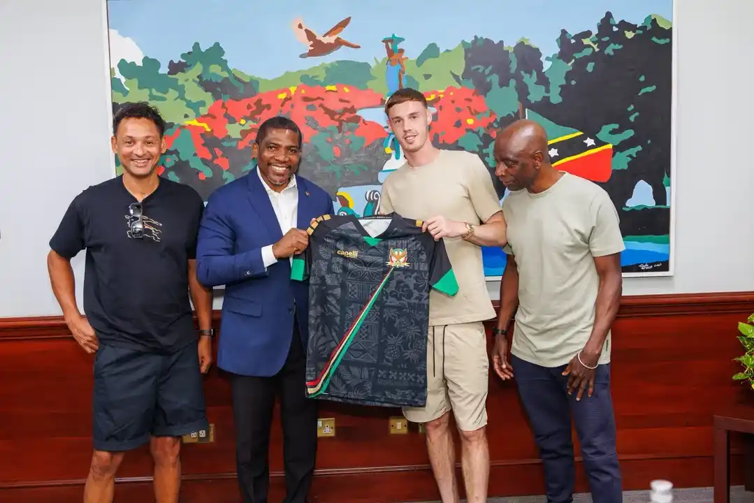 Palmer posando con la camiseta de la selección de San Cristóbal y Nieves.