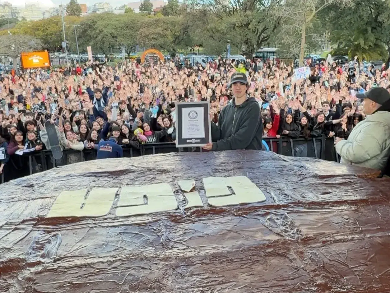 El santafesino Spreen logró un Récord Guinness con el alfajor más grande del mundo: pesó más de 3 toneladas