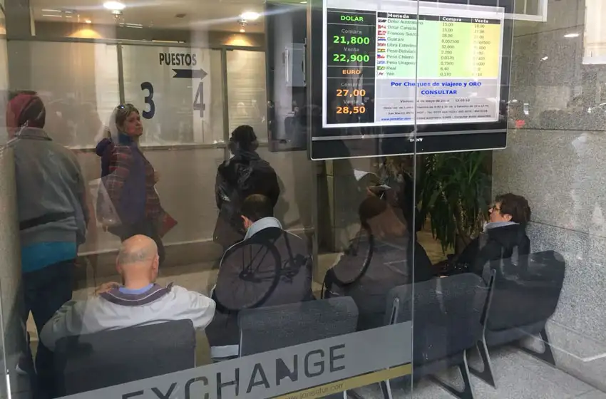 Créditos, naftas, pymes, turismo: el impacto de la suba del dólar