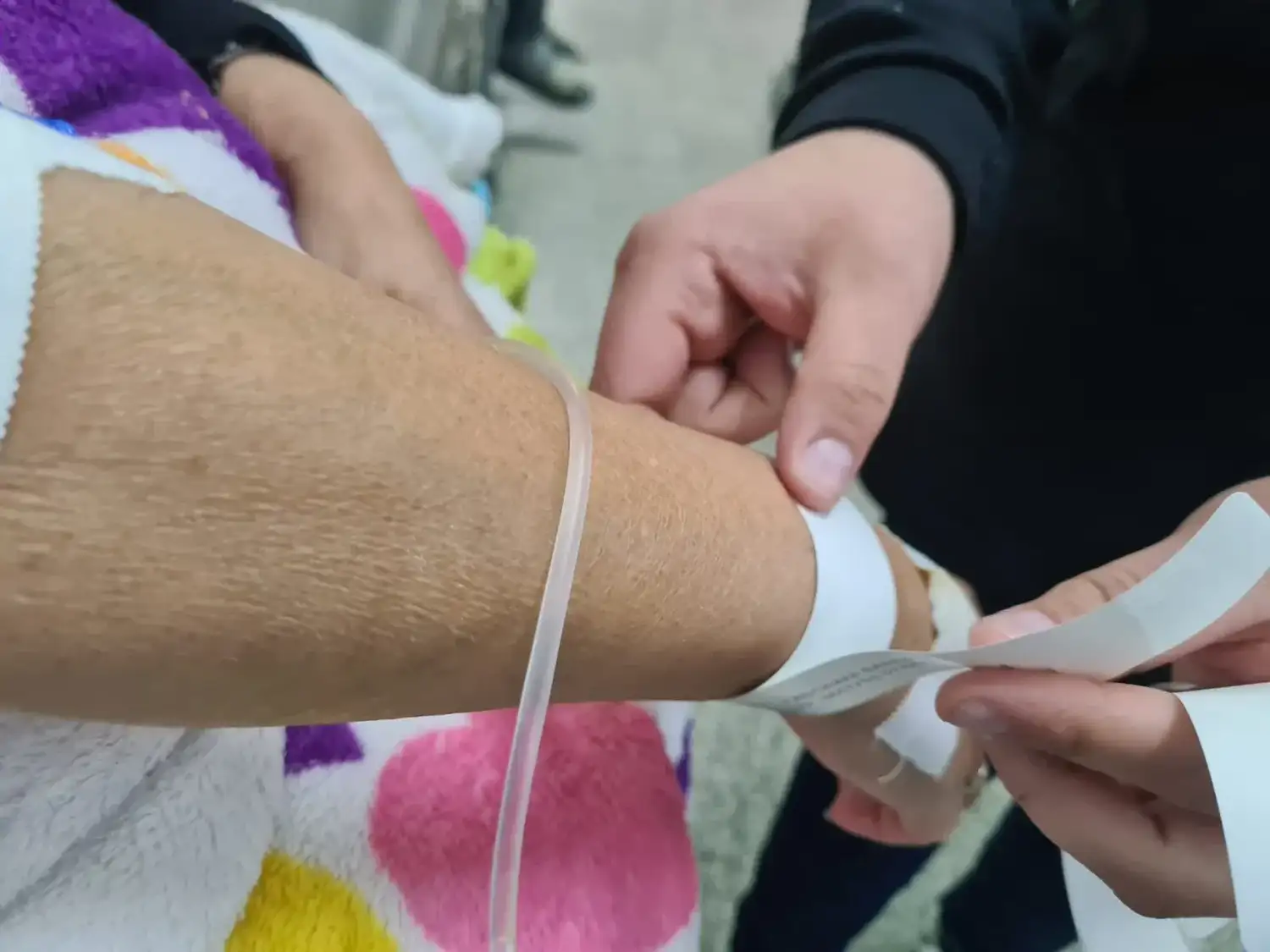 El Hospital Regional implementó pulseras obligatorias y es el primero de la Provincia en adoptar el sistema