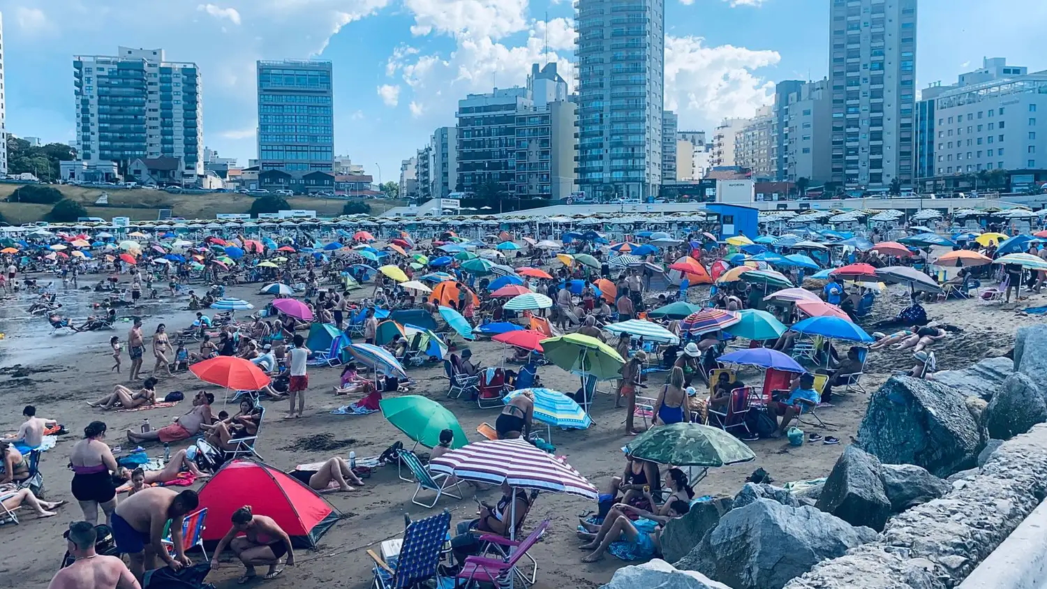 El buen clima hizo que mucha gente tomara la decisión de viajar a Mar del Plata para pasar unos días.