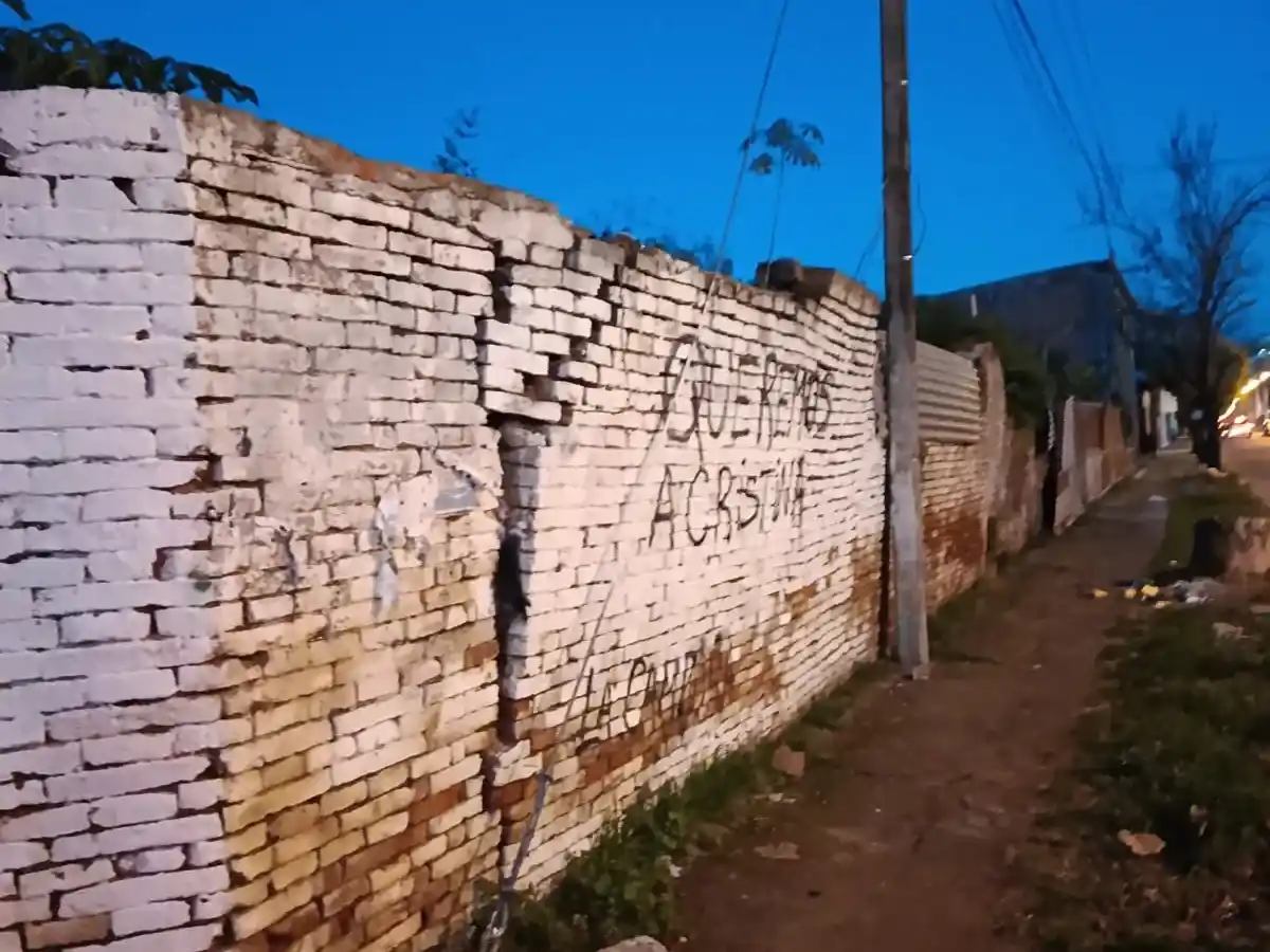 Alertar por una pared a punto de caerse en 11 de Septiembre y Ayacucho