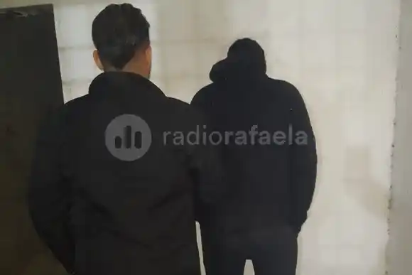 Infraganti, lo vieron saltando una reja y rápidamente lo detuvieron