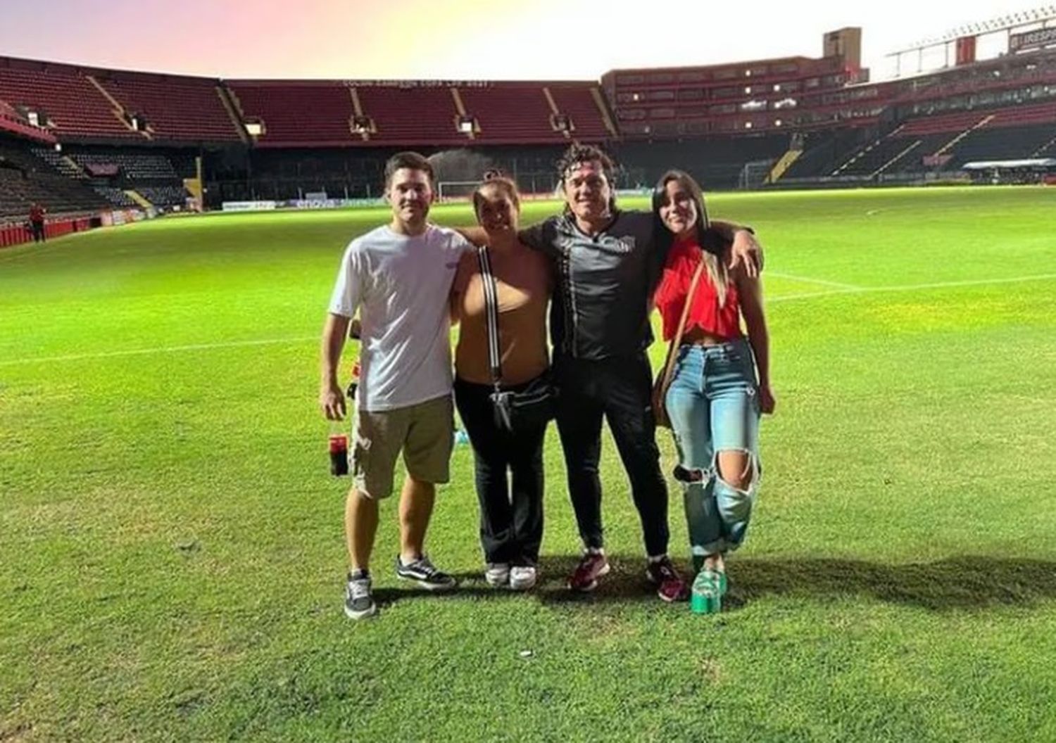 Catalina y su familia acompañando a su padre