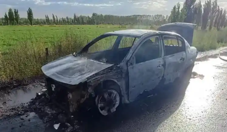 Susto en la Ruta 22: iba a trabajar, explotó el motor de su auto y se salvó de milagro