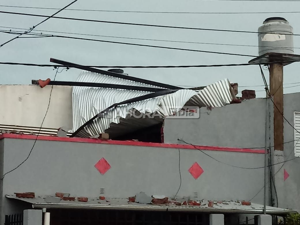 Voladura de un techo y derrumbe parcial de una casa: las consecuencias del temporal en la ciudad