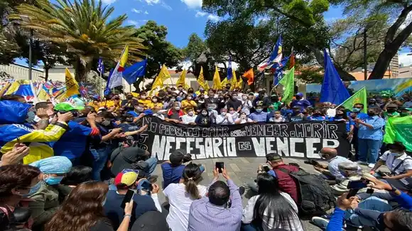 «De nada sirve ser mayoría para guardarla en la casa»: Juan Guaidó acompañó a los jóvenes en su jornada de calle