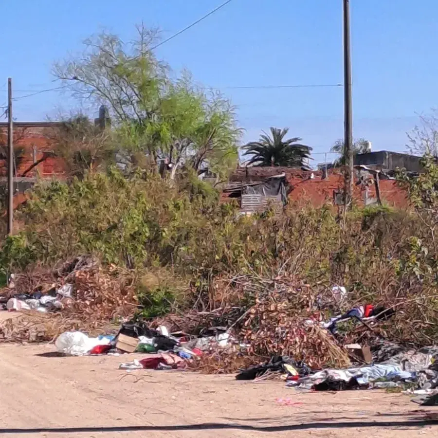 Reclamos por un terreno que usan "de basural" en calle Independencia