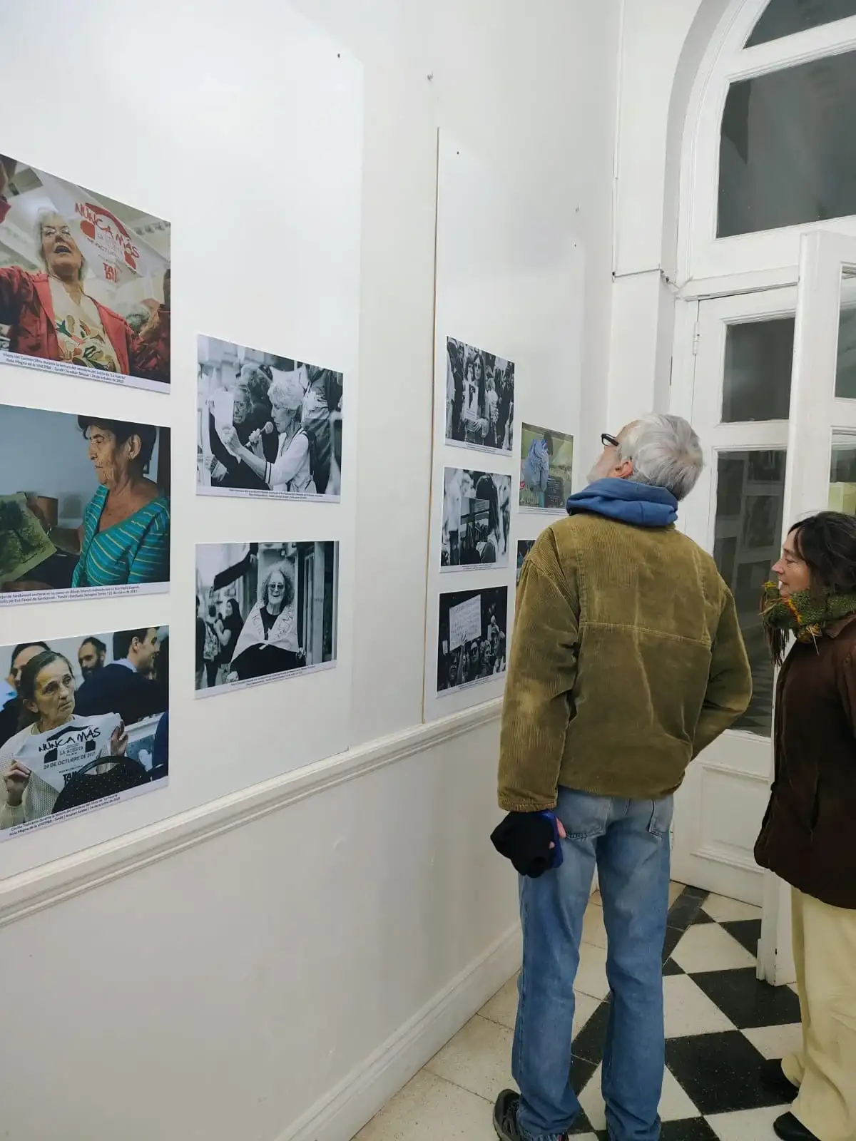 La muestra se exhibe en el Hall del Aula Magna de la Unicen.