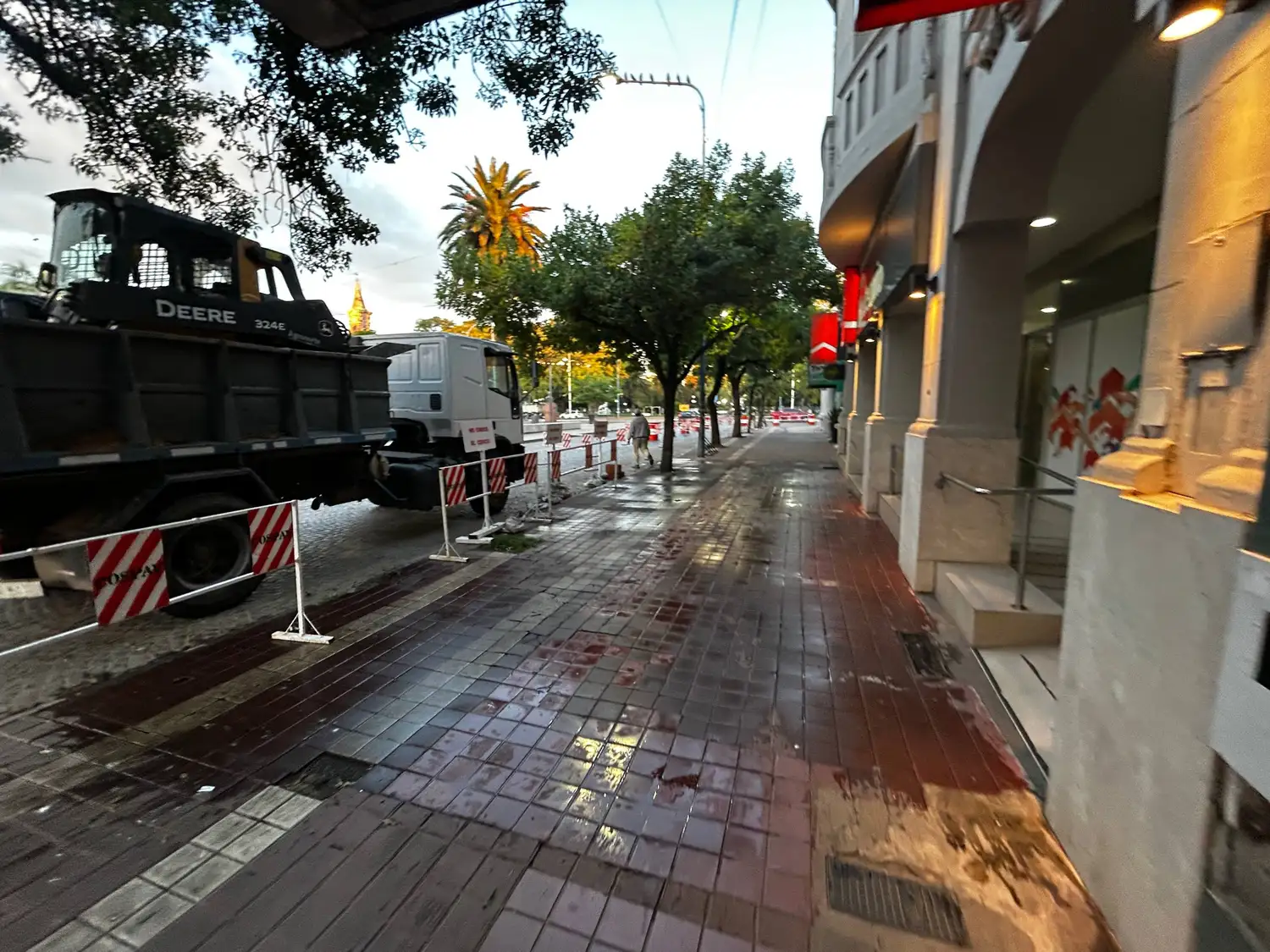Avanza la obra en las veredas del centro: comenzaron los trabajos sobre la mano norte del bulevar - 2