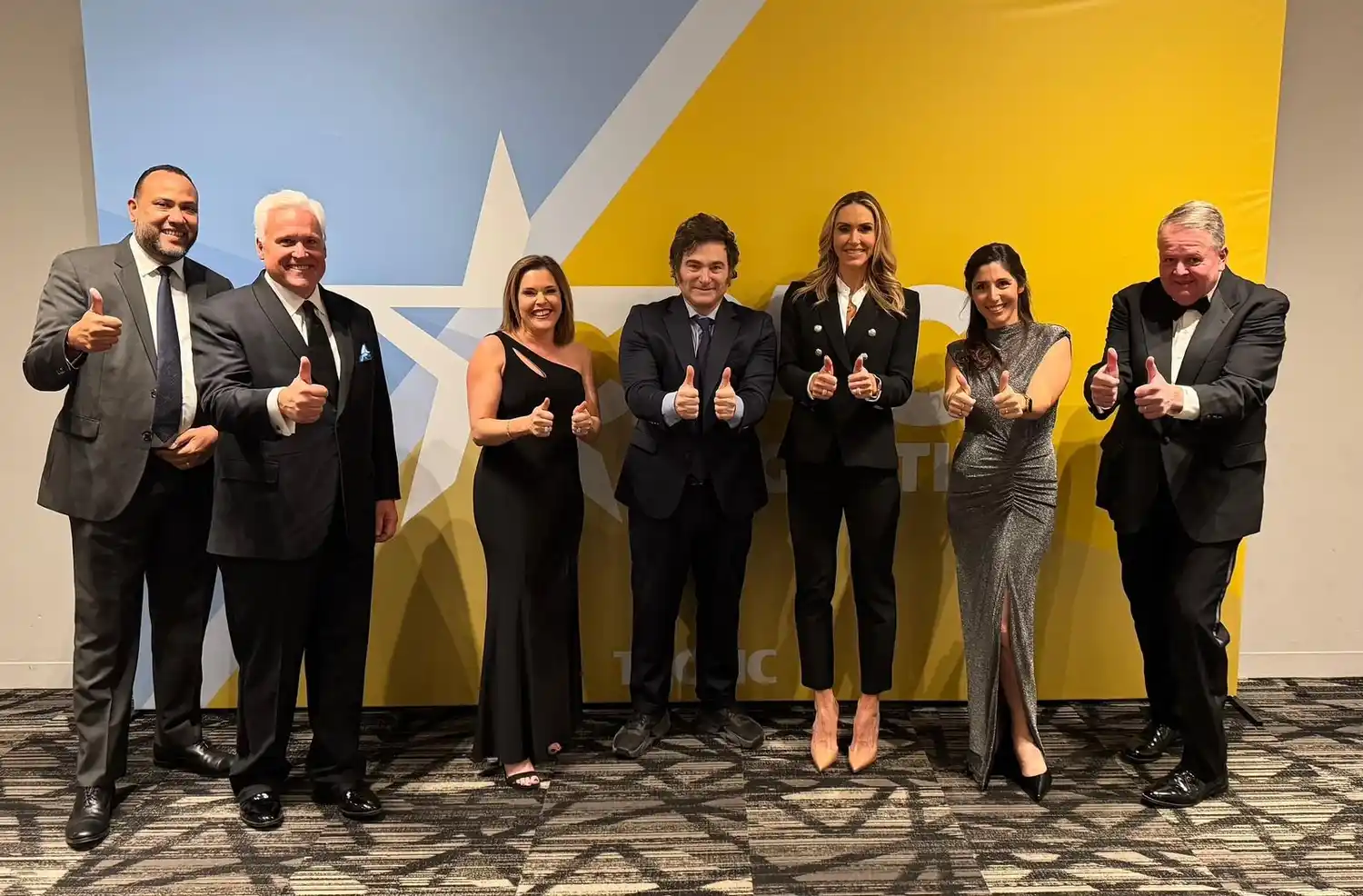 Milei en la gala de la CPAC junto a Lara Trump, entre otros.