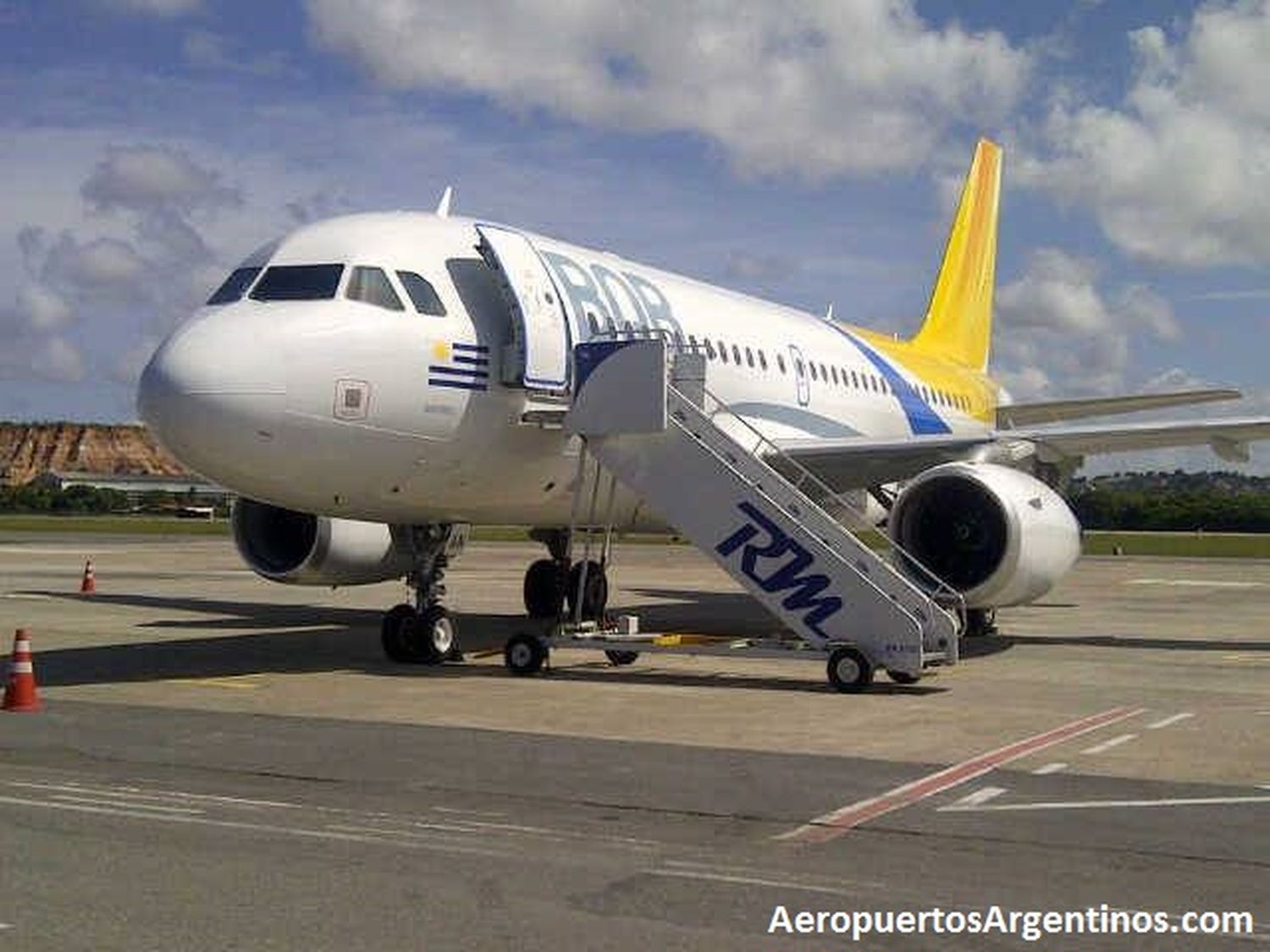 [Fotos] El primer A319 (CX-SAN) de BQB en camino desde Francia