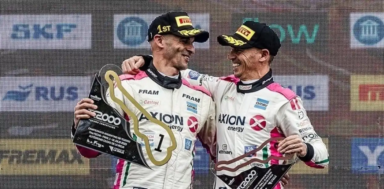 La histórica foto de los hermanos Pernía, ganadores en el TC 2000 en La Rioja