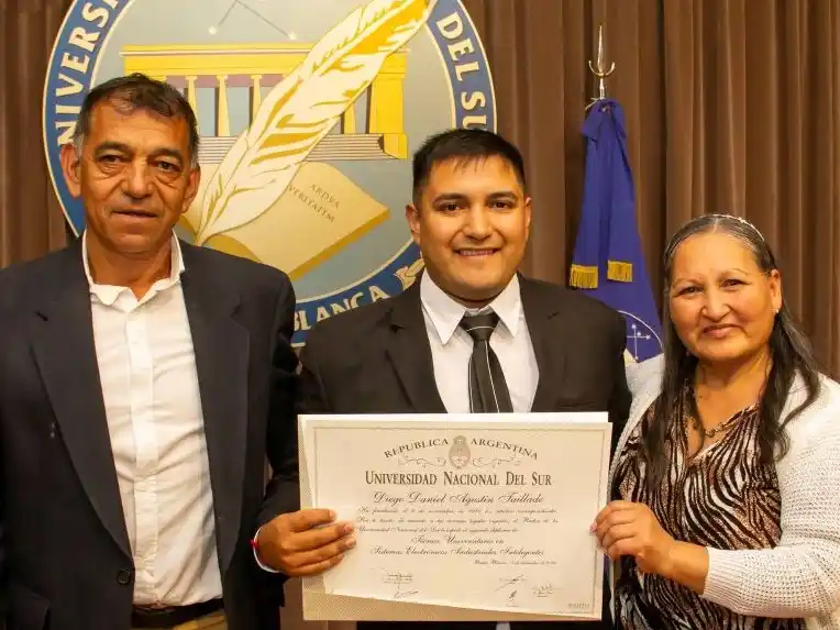 Taillade en el acto de colación junto a su padre y su madre