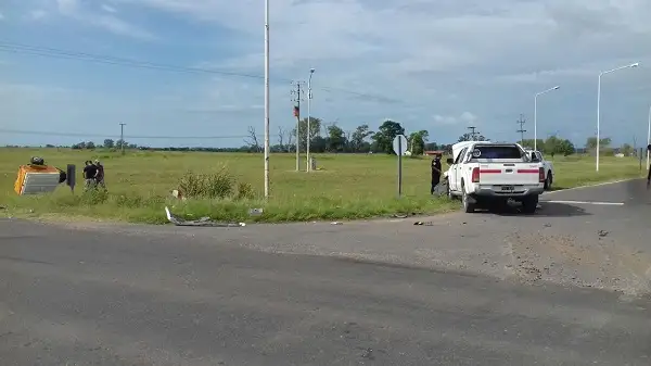 Camioneta chocó trailer que llevaba una 4x4 en el cruce de las rutas 42 y 136