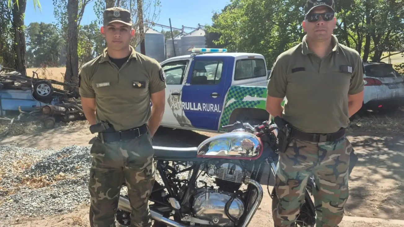 La moto, una Royal Enfield Interceptor 650, fue decomisada por los efectivos y entregada a su dueño.