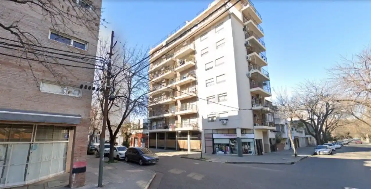 Rosario: dos delincuentes escalaron a un tercer piso y violaron a una mujer