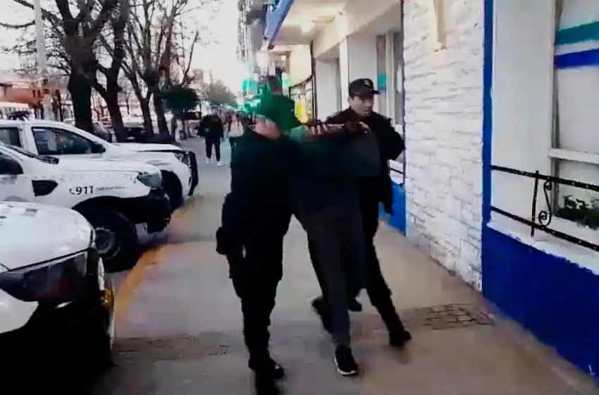 Golpeó con una piedra a un hombre que fue a retirar dinero de un cajero automático