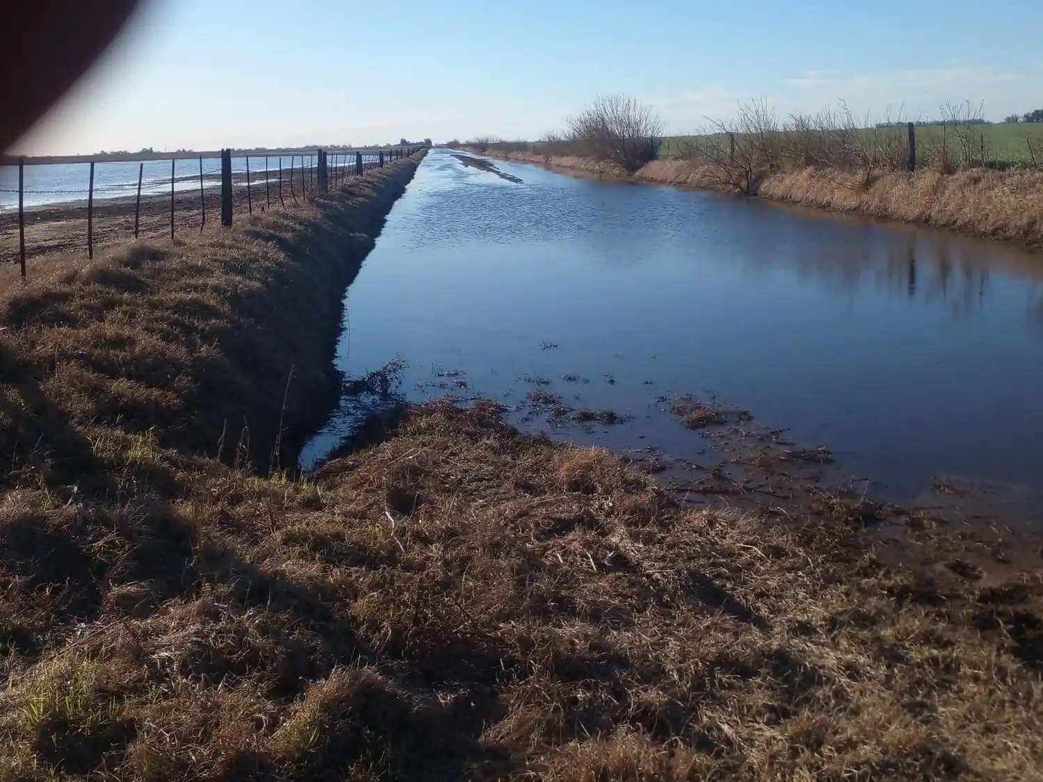 Uno de los caminos rurales con presencia de agua tras las precipitaciones de fines de agosto.