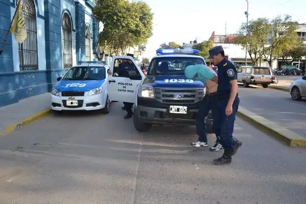 Detuvieron a una mujer y su novio, involucrados en un asalto a mano armada
