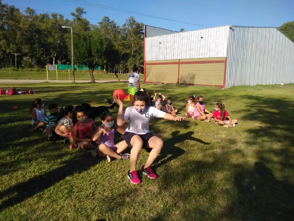 De la pileta al río: la escuela de verano municipal de Arroyito en pandemia   
