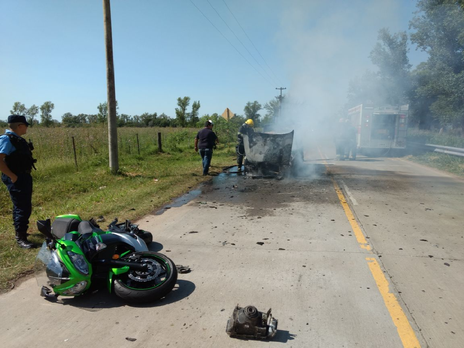 Accidente en Av. Caseros: un auto prendido fuego y un motociclista lesionado  