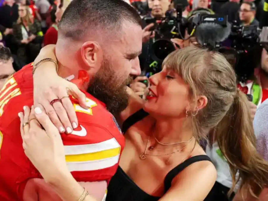 Taylor y Travis tienen una manera particular de celebrar los triunfos del equipo