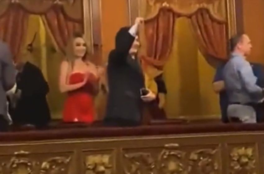 Milei fue al Teatro Colón y fue abucheado por el público: ¿gana o pierde?
