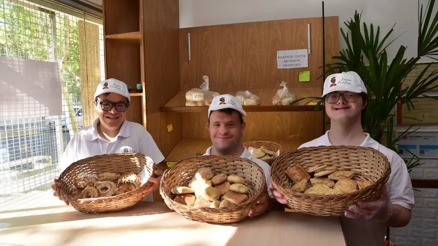 Jóvenes discapacitados atienden una panadería en San Juan. (Foto: gentileza Ministerio de desarrollo humano de San Juan)