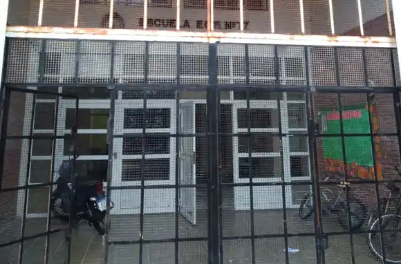 Intentó robar en la Primaria 77 de Parque Palermo y lo detuvieron