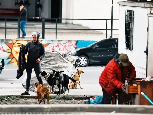La pobreza se redujo al 31,6% en el primer semestre y alcanzó su nivel más bajo en los últimos siete años