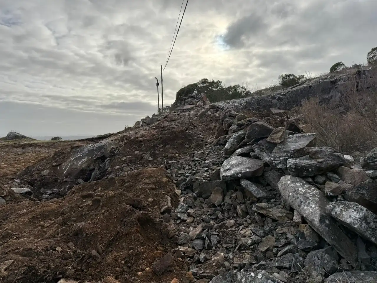 El Municipio busca saber si existe registro previo de la pirca que habría sido destruida.
