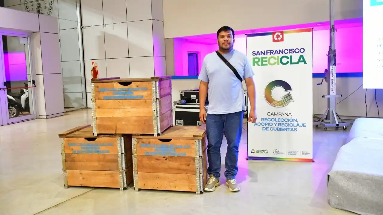 Walter Benítez, vecino de barrio Procrear, recibió una compostera durante la última capacitación.