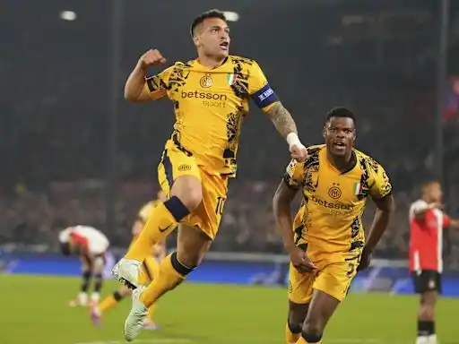 Lautaro Martínez celebra su gol, el segundo gol de Inter, que derrotó a Feyenoord en la Champions League.Foto: @Peter Dejong