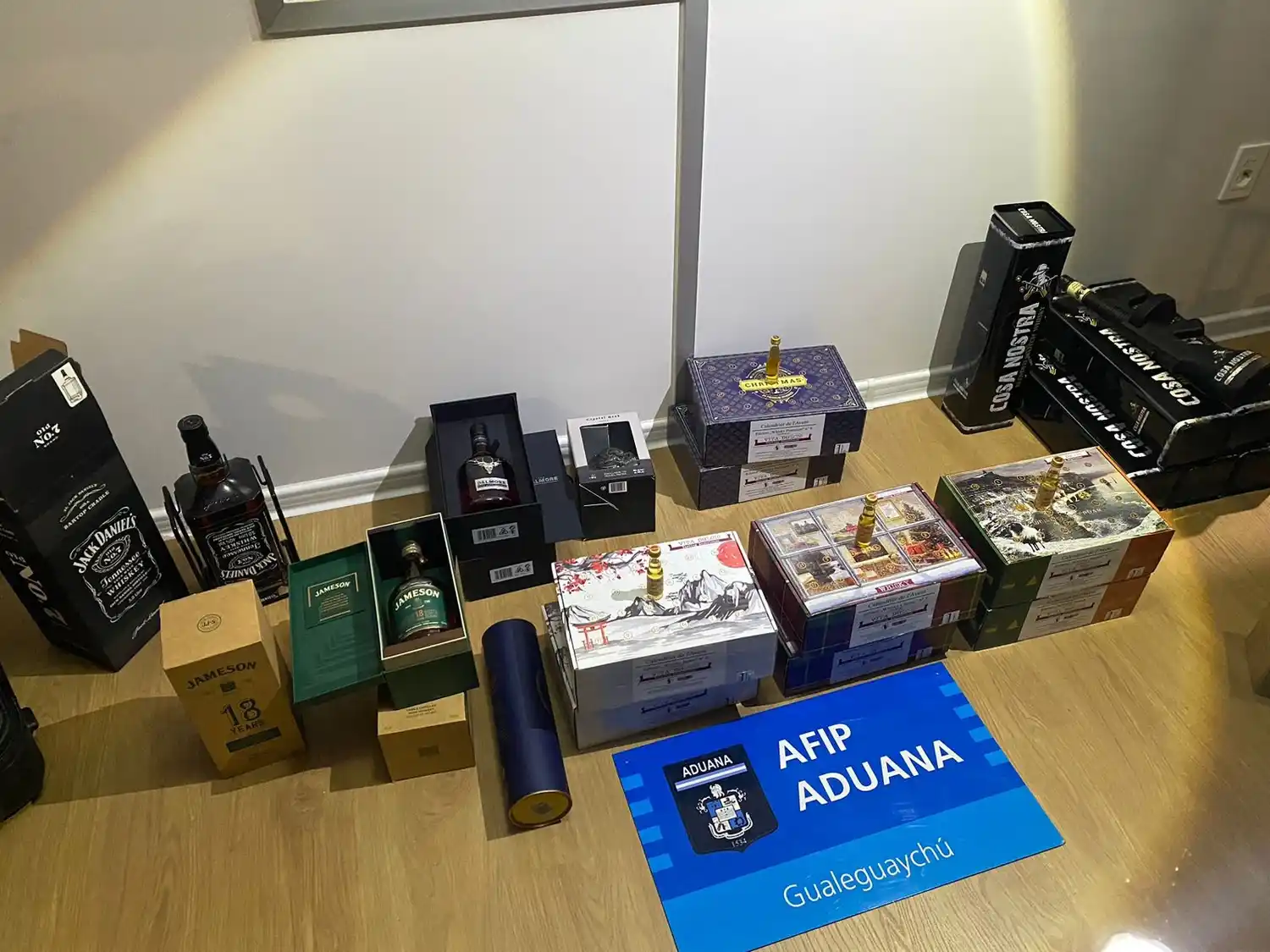 Llevaban whisky, vodka, ropa y decenas de artículos para comercializar, pero fueron interceptados en Gualeguaychú