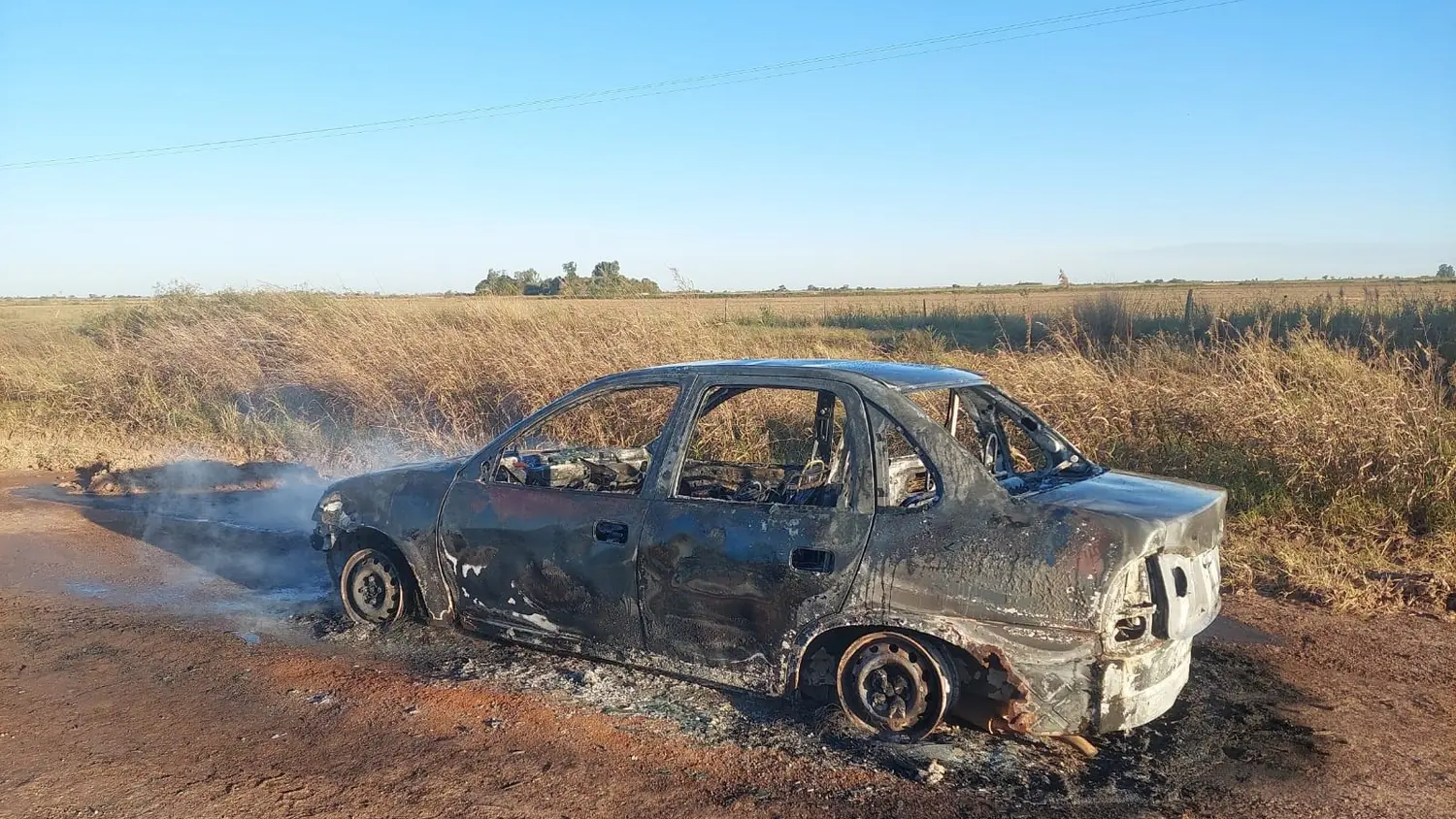 Bomberos de San Vicente controlaron un incendio de un auto en ruta 63
