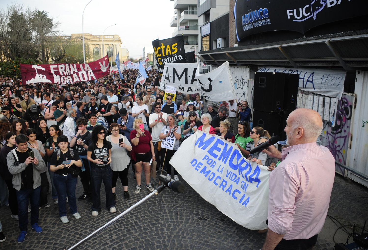 En medio de la marcha en defensa de las universidades, una multitud celebró el rechazo al veto