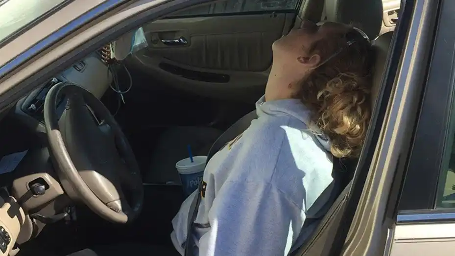 Fue viral por una foto cuando casi muere de sobredosis de heroína y ahora mostró su recuperación