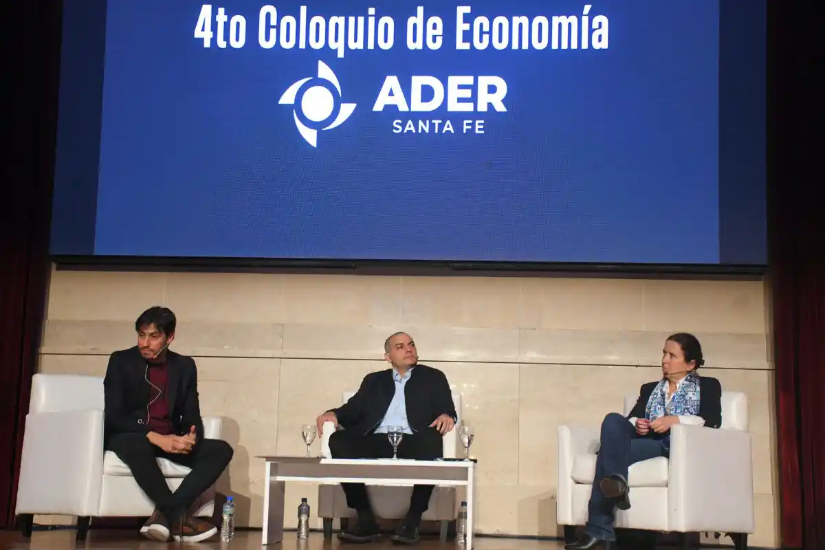 Los expositores dejaron su postura sobre el gobierno y la política económica. Foto: Manuel Fabatía