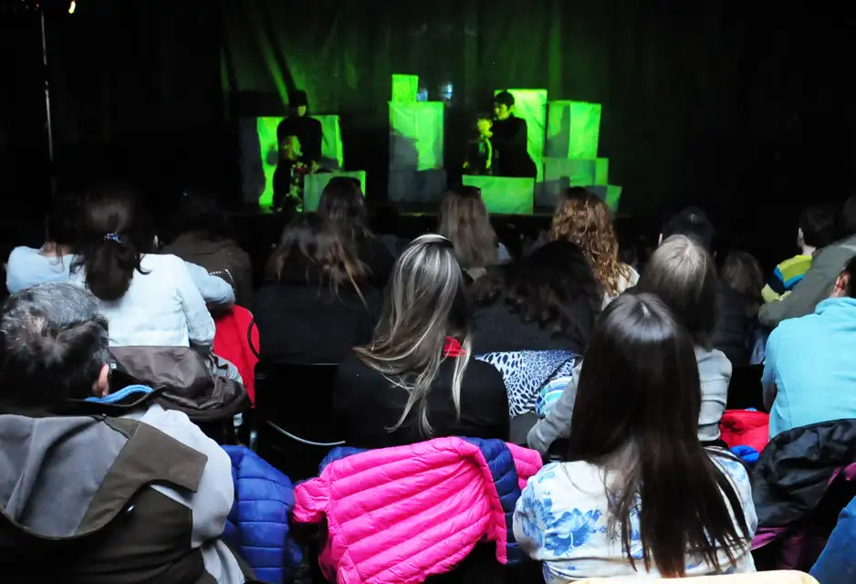 A sala llena, comenzó el Festival de Títeres 