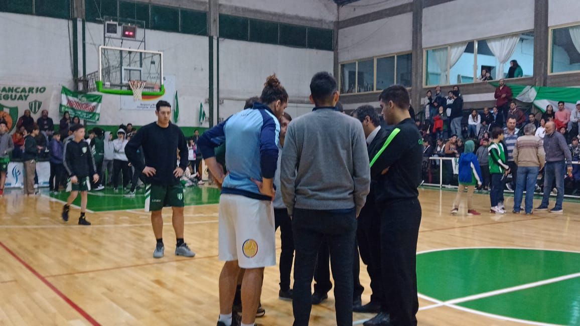 El momento en que los árbitros deciden suspender el partido. Hay una posibilidad de que Bancario pierda los puntos por este incidente y quede afuera de la Liga Federal después de una extraordinaria campaña.