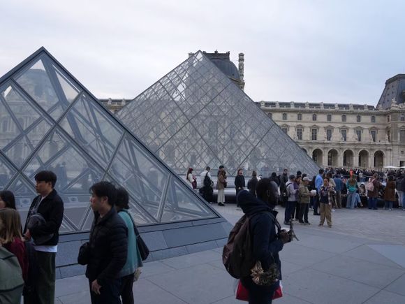 Reabrió el Museo del Louvre tras el millonario robo de joyas de la corona francesa