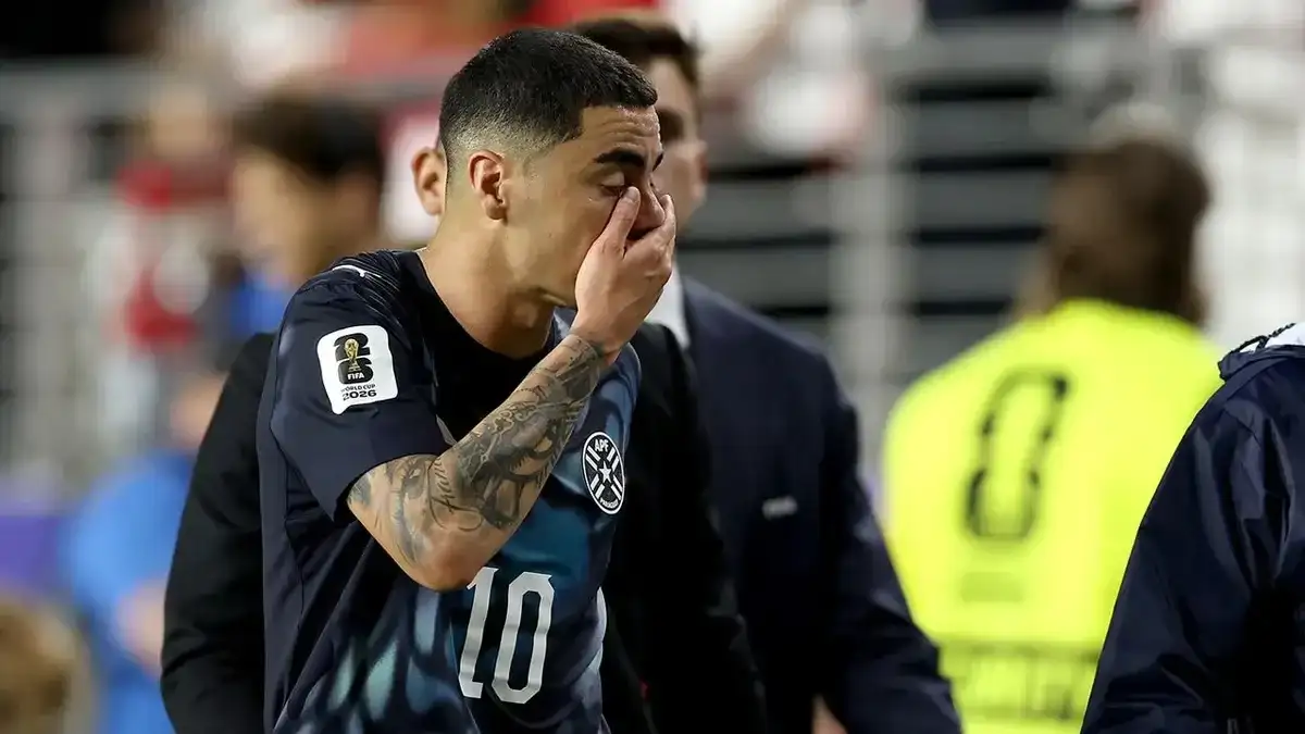 El paraguayo Almirón se tapó la boca y fue expulsado en el Mundial 2026.