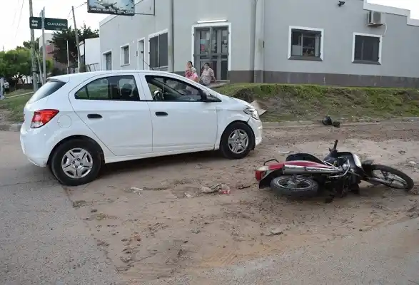 Un joven resultó con una fractura al chocar en moto contra un auto